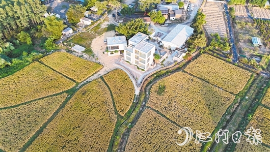 “米倉小筑”民宿設計巧妙，融合了田園風光的悠閑與現(xiàn)代生活的便利。