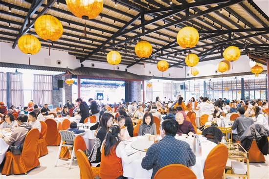禮東美食街匯聚了30多家特色田園餐飲店，吸引了眾多游客前來(lái)品嘗美食。2022年，禮東美食街獲得第二批“廣東省粵菜美食街”榮譽(yù)稱號(hào)。
