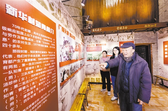 知青故事紀(jì)念館是深受村民喜歡的打卡點(diǎn)，80多歲的老知青梁錦華常來(lái)這里重溫以前的歲月。