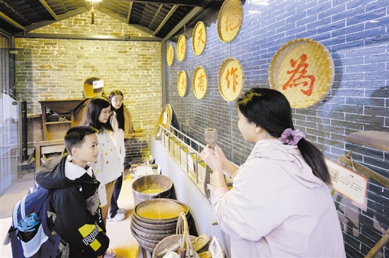 農(nóng)耕文化展示館里的農(nóng)具全是村民捐獻(xiàn)的，引發(fā)了孩子們的好奇心。