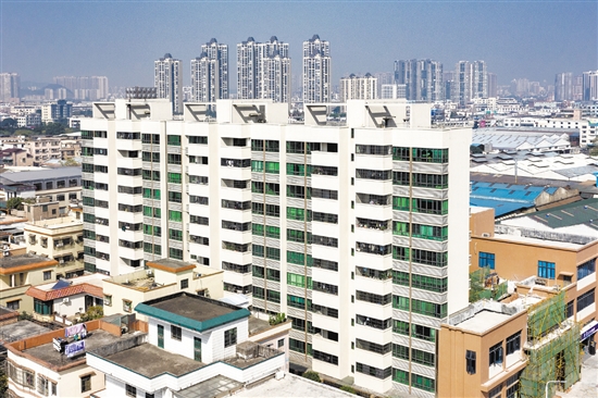 村民公寓樓拔地而起，大幅提升村民居住水平的同時(shí)還增加了村集體經(jīng)濟(jì)收入。