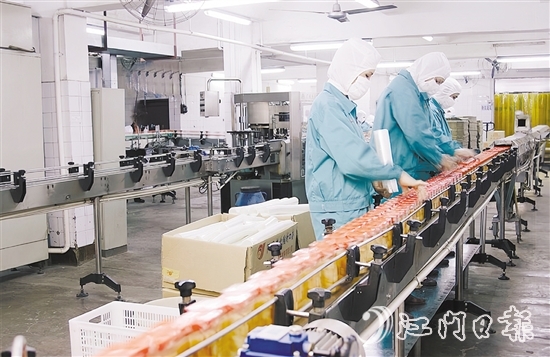 近年來，開平市全力推動食品品牌打造，促進“老字號”品牌傳承創(chuàng)新。圖為開平廣合腐乳有限公司生產(chǎn)車間。