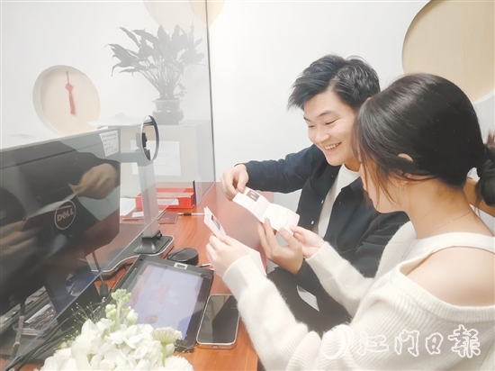 元旦當(dāng)天，共有13對(duì)開平新人登記結(jié)婚。