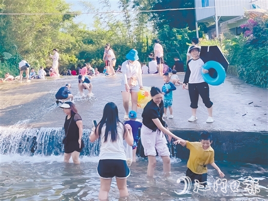 游客們在溪水間潑水嬉戲。