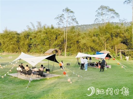 游客三五成群，在營地享受大自然的美好。