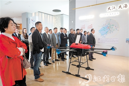 企業(yè)家們參觀龍溪湖江海區(qū)產(chǎn)業(yè)展廳。