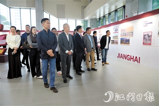 企業(yè)家們參觀江海區(qū)建區(qū)30周年檔案展。