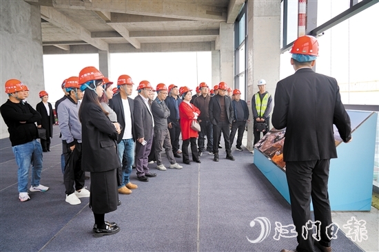 企業(yè)家們從江海區(qū)社會(huì)智慧治理技術(shù)創(chuàng)新中心16樓俯瞰安全應(yīng)急產(chǎn)業(yè)園。