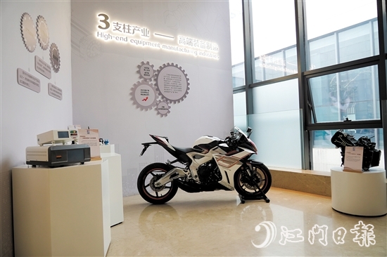 龍溪湖江海區(qū)產(chǎn)業(yè)展廳展示著一輛“江海造”摩托車。