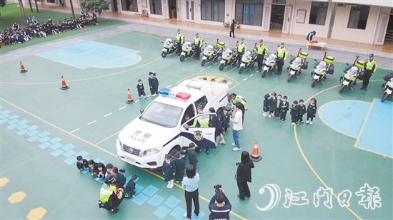 新會(huì)交警進(jìn)校園開展交通安全宣傳。