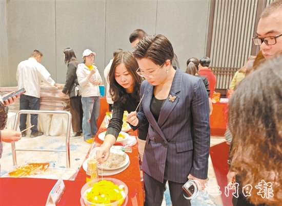 嘉賓現(xiàn)場品嘗多道新會美食。