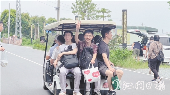 職工在石板沙村快樂(lè)游玩。