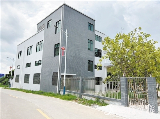 下洞村將破舊粉廠改建成標(biāo)準(zhǔn)廠房，吸引企業(yè)進(jìn)駐。