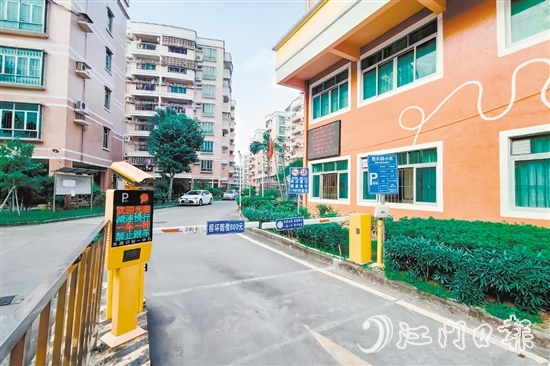 針對(duì)“停車難”等突出問題，小區(qū)黨支部組織業(yè)主們多次協(xié)商，最終決定實(shí)施停車位全流通模式，月底統(tǒng)一按停車次數(shù)收費(fèi)。