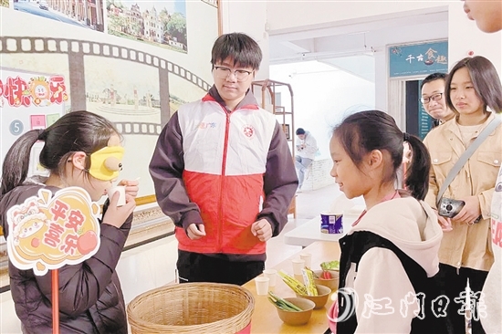 在趣味游戲的“味蕾大作戰(zhàn)”環(huán)節(jié)，大小朋友們蒙住眼睛品嘗“五味”。