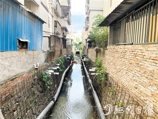 整改前的新昌明渠積存大量污水，長(zhǎng)時(shí)間暴露后容易發(fā)黑發(fā)臭。