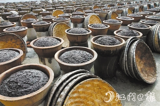 鶴山市東古調(diào)味食品有限公司堅(jiān)持百年古法釀造工藝，打造百年“老字號(hào)”企業(yè)。