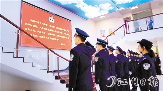 全體民輔警重溫公安機(jī)關(guān)人民警察誓詞，錚錚誓言、鏗鏘有力，盡顯人民警察的忠誠與初心。