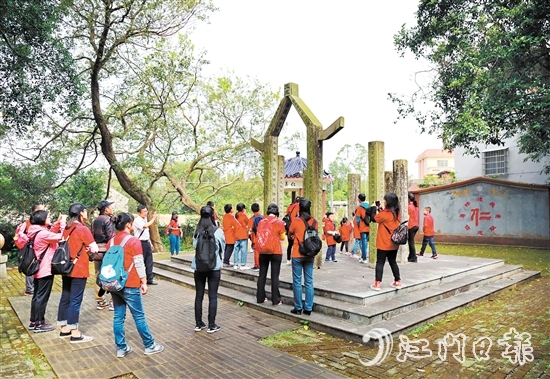 游客到歇馬村勵(lì)志園“打卡”。