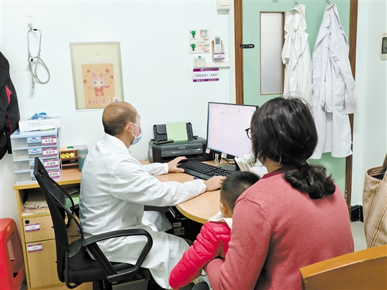 老人和小孩是流感易感人群，要注意防護(hù)。圖為醫(yī)生為患兒看診。