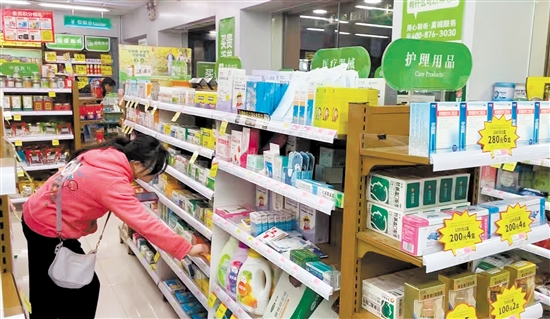 市民在藥店內(nèi)選購藥品。