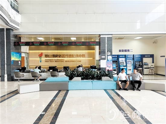 翠山湖高新區(qū)大力提升行政審批效率，建立健全審批與服務(wù)機(jī)構(gòu)，積極承接關(guān)鍵管理權(quán)限，大幅精簡(jiǎn)程序、縮短時(shí)限。