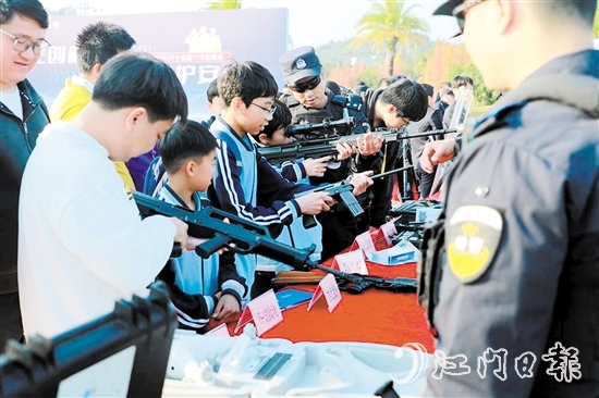 “110宣傳日”活動(dòng)中，市民體驗(yàn)警用裝備。