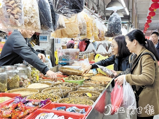 近期，都斛海鮮街迎來了一波又一波游客，他們從大灣區(qū)各地慕名而來，品嘗這里的海鮮美食，體驗海濱城市的獨特魅力。
