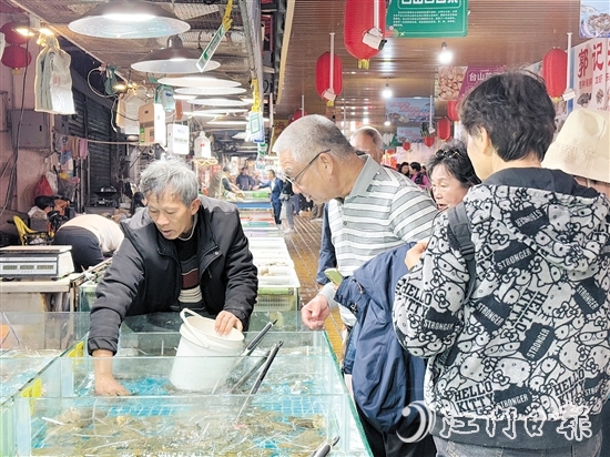 都斛海鮮街作為臺山旅游的一張亮麗名片，成為大批游客的首選之地。