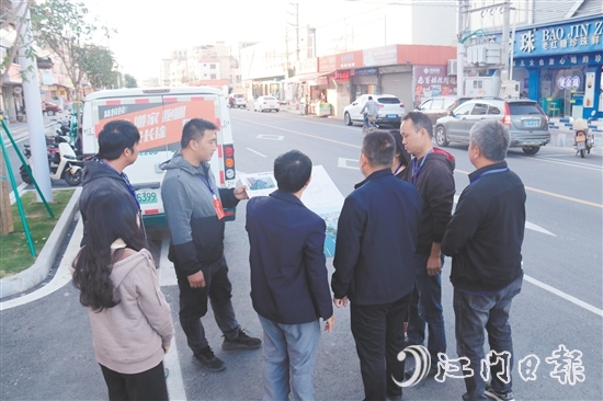 大江鎮(zhèn)人大代表到公益圩人民路聽取鎮(zhèn)政府有關(guān)部門介紹工程進度。