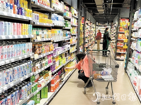 消費(fèi)者在超市選購(gòu)飲品。
