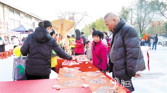 “暖心送福迎新春”公益市集活動(dòng)吸引了不少市民參與。