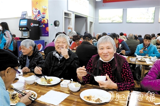 在活動主會場，長者一邊吃著自助餐，一邊為活動點贊。