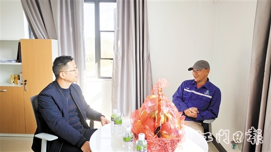 恩平市人社局慰問高級人才恩平市佛燃能源有限公司高級工程師何偉搪（右）。