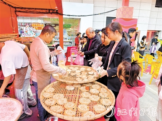 恩平燒餅攤位吸引諸多市民游客光顧。