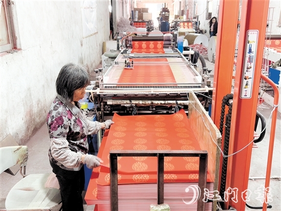 工人們忙著整理打包瓦當(dāng)對(duì)聯(lián)紙。