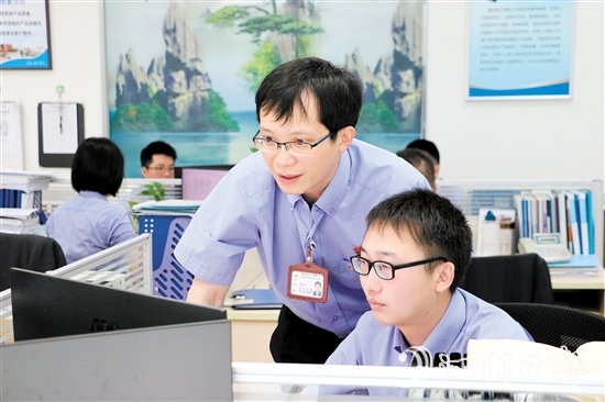 梁慶寧（站立者）2002年入職海鴻電氣以來(lái)，不斷學(xué)習(xí)變壓器的前沿技術(shù)，牽頭組織開(kāi)展科技攻關(guān)。