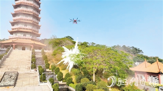 無(wú)人機(jī)精準(zhǔn)投下一枚滅火彈，瞬間四周騰起白色霧氣，火勢(shì)得到有效控制。