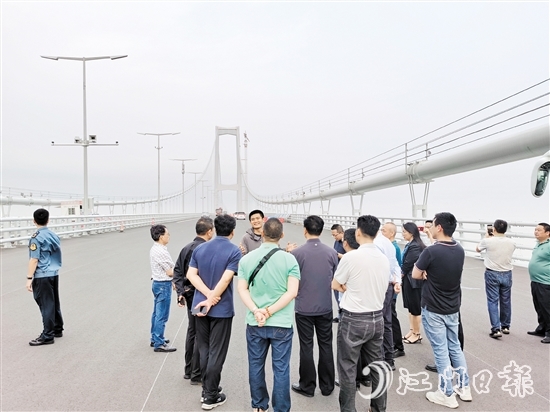 深中通道通車前，新會區(qū)政協(xié)委員前往項目現(xiàn)場調(diào)研。