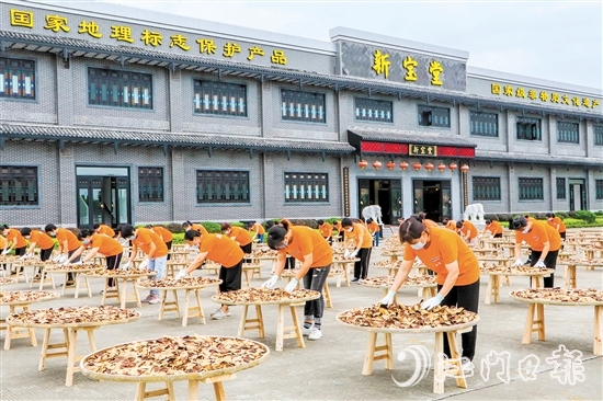 新寶堂堅(jiān)持天然生曬、自然陳化的新會(huì)陳皮傳統(tǒng)炮制技藝。