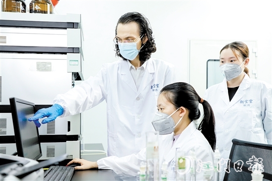 新寶堂積極與高校、科研院所合作，發(fā)掘新會(huì)陳皮更多可能。
