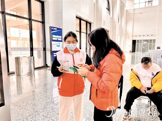 志愿者耐心為旅客提供指引。