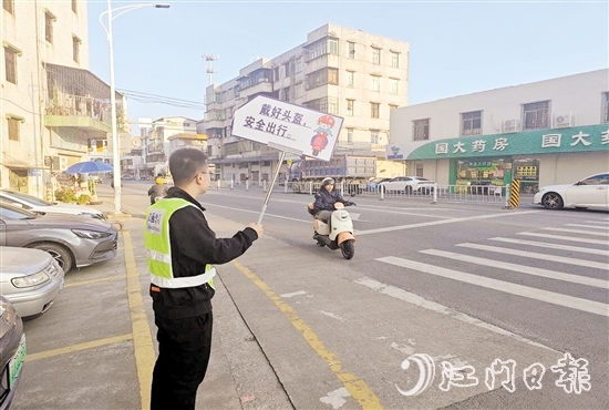 大江鎮(zhèn)黨員干部組成交通安全勸導(dǎo)員服務(wù)隊，引導(dǎo)群眾牢固樹立安全文明出行意識。