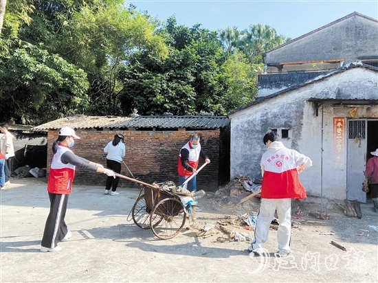 大江鎮(zhèn)黨員干部帶頭參加“全民清潔日”活動。