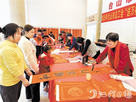 書法家們?yōu)槁毠と罕姇鴮懺⒁饧榈拇郝?lián)。