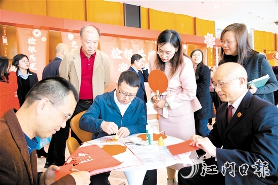 活動現(xiàn)場，不少人親手制作廉潔手工藝品。