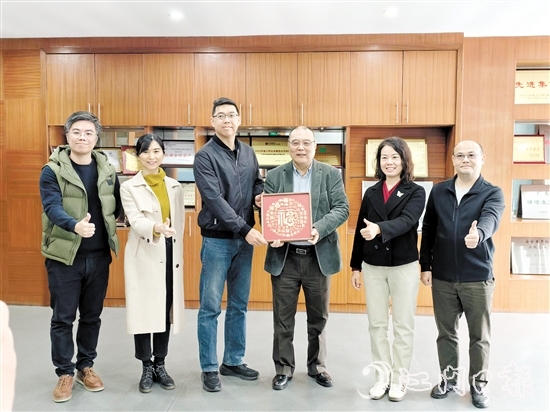 鶴山市總工會向世運電路等重點企業(yè)贈送“?！弊之?。
