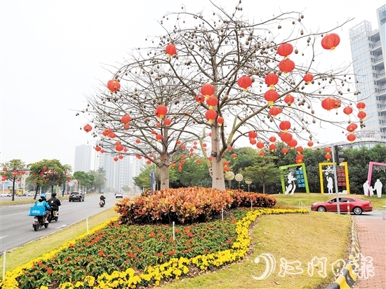 鶴山城區(qū)主要干道增花添綠、張燈結(jié)彩，新春氛圍濃厚。
