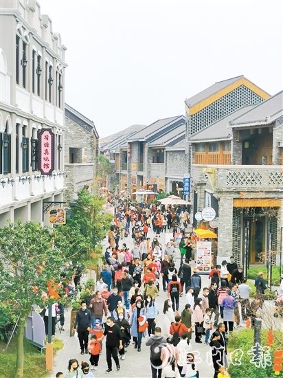 去年春節(jié)，不少市民、游客來到江門古勞水鄉(xiāng)旅游區(qū)游玩，感受水鄉(xiāng)魅力。