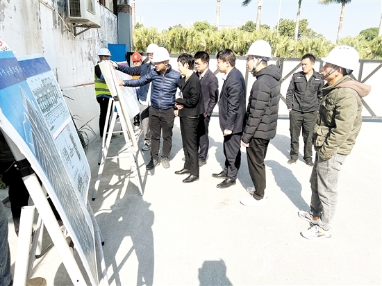江門工行工作人員走進某工程項目開展調研。
